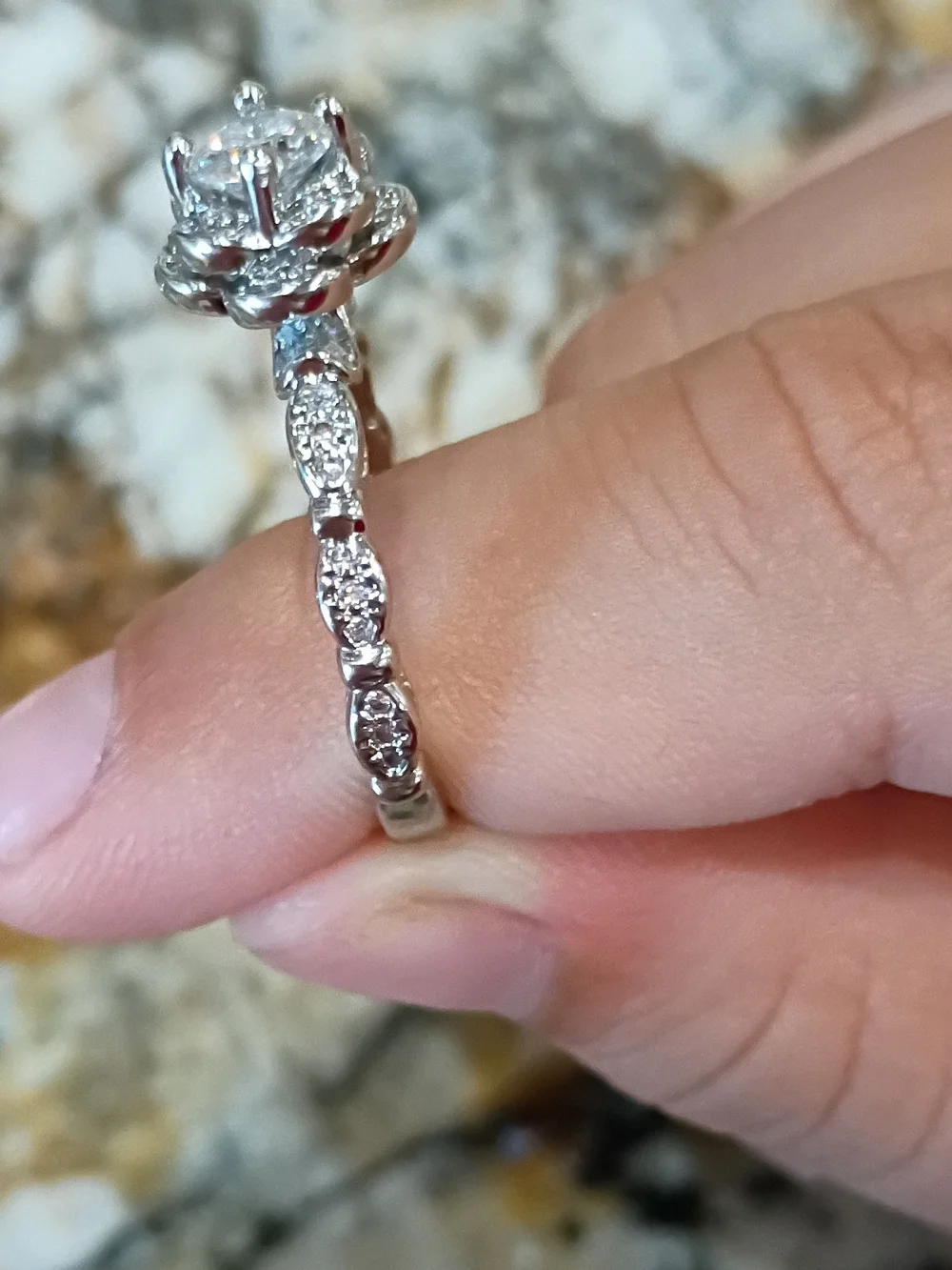 New 1.0 CT Moissanite Ring Size 7 with GRA Packet NWT
